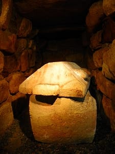 甲山古墳・石室内と家形石棺