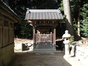 写真2　境内の一角に残る平神社