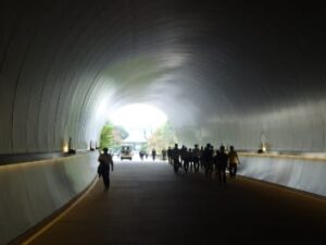 （写真２）トンネルを抜けて美術館棟へ