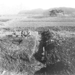 1949年(昭和24年)の発掘調査の風景(奥に福之島弁財天　奈良文化財研究所提供)