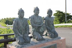 写真2-2：この地域の農民の像(桐原新橋)