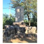 写真２　御所の山頌徳碑　御所の山の歴史を物語る碑。裏面は仰木との関係が記される。昭和５２年建立