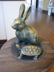 写真２　「ウサギとカメ」の像