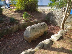 写真6 若松神社境内古墳の陶棺レプリカ
