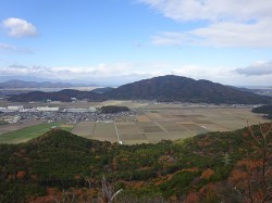 写真２　岩戸山から繖山を望む