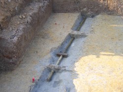 写真１ 安養寺遺跡で出土した水道遺構