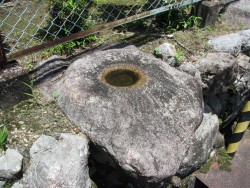 写真２　礎石(中央のくぼみは柱を固定する加工)