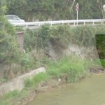 写真1　大戸川にかかる橋から撮影した石積み