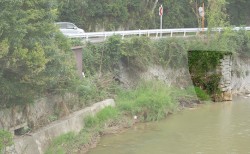写真1　大戸川にかかる橋から撮影した石積み 