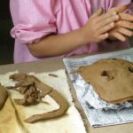 写真1「土の粘土」で土面作り(５歳児)