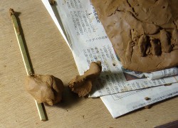 写真2「土の粘土」で土面作り②いろんな形にちぎられた粘土片