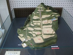 写真6　手作りの上平寺城跡の模型