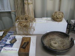 写真2　麻織りの原材料と加工過程