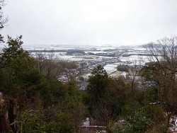 写真３：星ヶ崎城からの眺望（写真中央が国道８号）