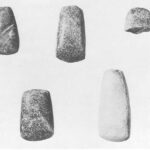 写真1 長沢遺跡出土太型蛤刃石斧(上段中、下段左)　